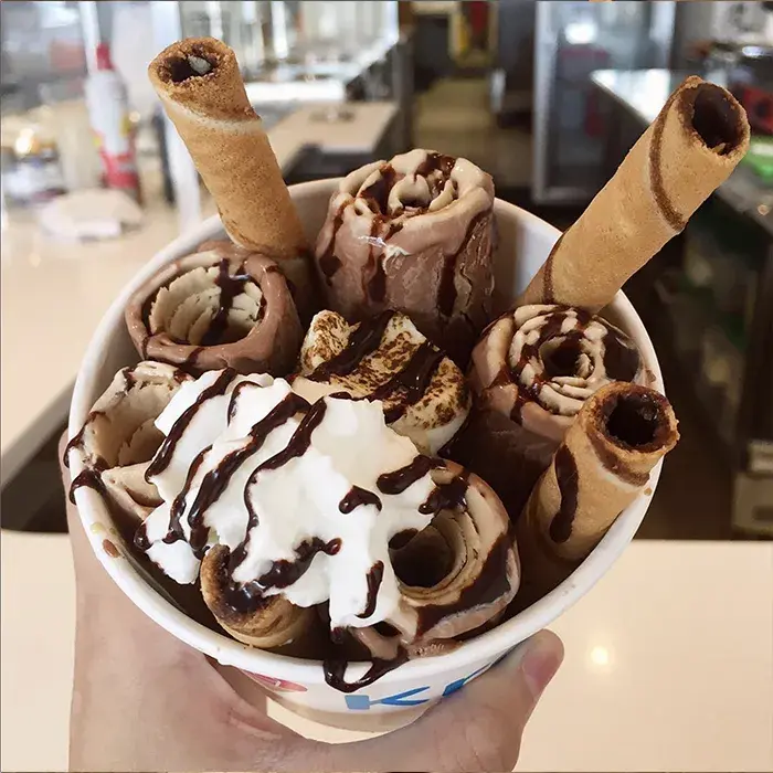 Rolled kremo ice cream with chocolate cream over it